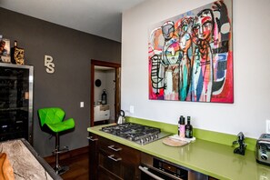 Réfrigérateur, four à micro-ondes, un four, surface de cuisson