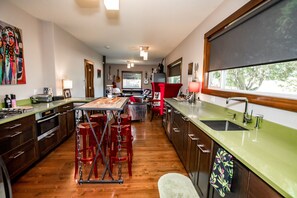 Kylskåp, mikrovågsugn, ugn och spishäll