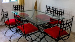 Penthouse Deluxe, 3 phòng ngủ, ban công | Khu vực ăn uống tại phòng