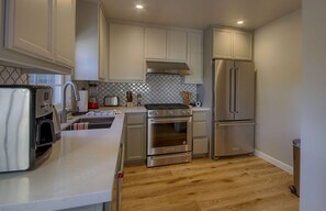 Fridge, microwave, oven, stovetop - Bridge Street Beauty-Book 3 nights 4th night Free (Cambria)
