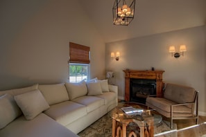 TV, fireplace - Bridge Street Beauty-Book 3 nights 4th night Free (Cambria)