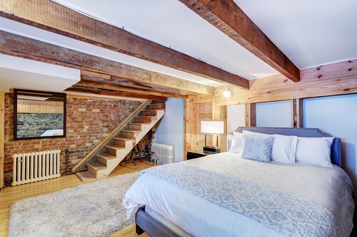 Massive Downtown House - 1 month or more stays