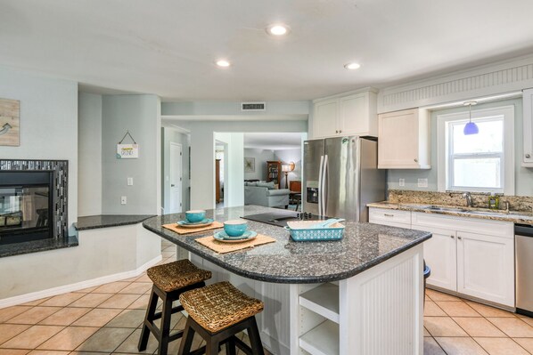 Jääkaappi, mikroaaltouuni, uuni, liesi