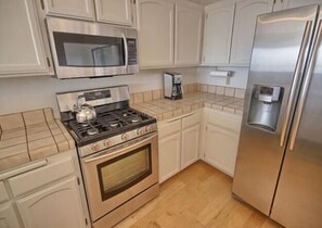Fridge, microwave, oven, stovetop - Pinestone on Moonstone Beach (Cambria)
