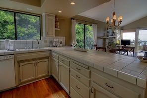 Fridge, microwave, oven, stovetop - Tranquil Sounds of the Surf (Cambria)