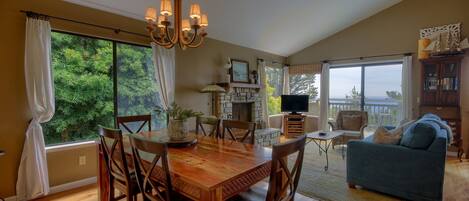 Una televisión, una chimenea, un reproductor de DVD