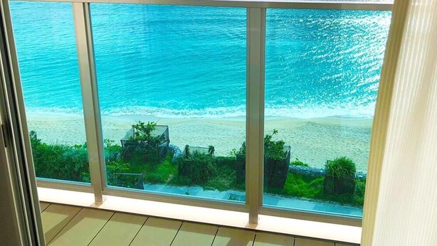 Varanda com vista para a praia e oceano.