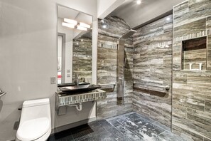 Shower, eco-friendly toiletries, hair dryer, towels - Poolside Condo w Hot Tubs, Grill Near French Qtr, Great for Families & Groups (New Orleans)