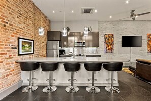 Fridge, microwave, oven, stovetop - Poolside Condo w Hot Tubs, Grill Near French Qtr, Great for Families & Groups (New Orleans)