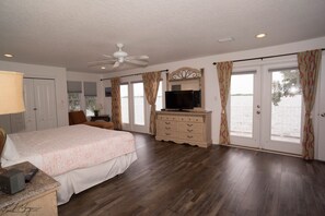 6 bedrooms, iron/ironing board, WiFi, bed sheets