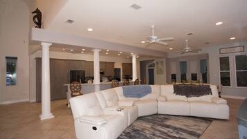 Een televisie, een dvd-speler, een muziekbibliotheek en een stereo