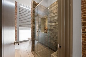 Douche, séchoir à cheveux, serviettes fournies, shampooing