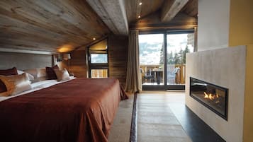 Svit Superior - 1 kingsize-säng (Lodge Master Suite) | Värdeförvaringsskåp på rummet, skrivbord och arbetsyta för laptop