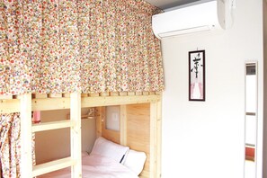 Free WiFi, bed sheets - GUESTHOUSE YOURS - Hostel (Osaka)