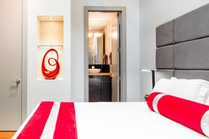 4 bedrooms, in-room safe, iron/ironing board, travel cot - Private Balconies w/ Heated Pool, Hot Tub Near French Qtr – Family Friendly (New Orleans)