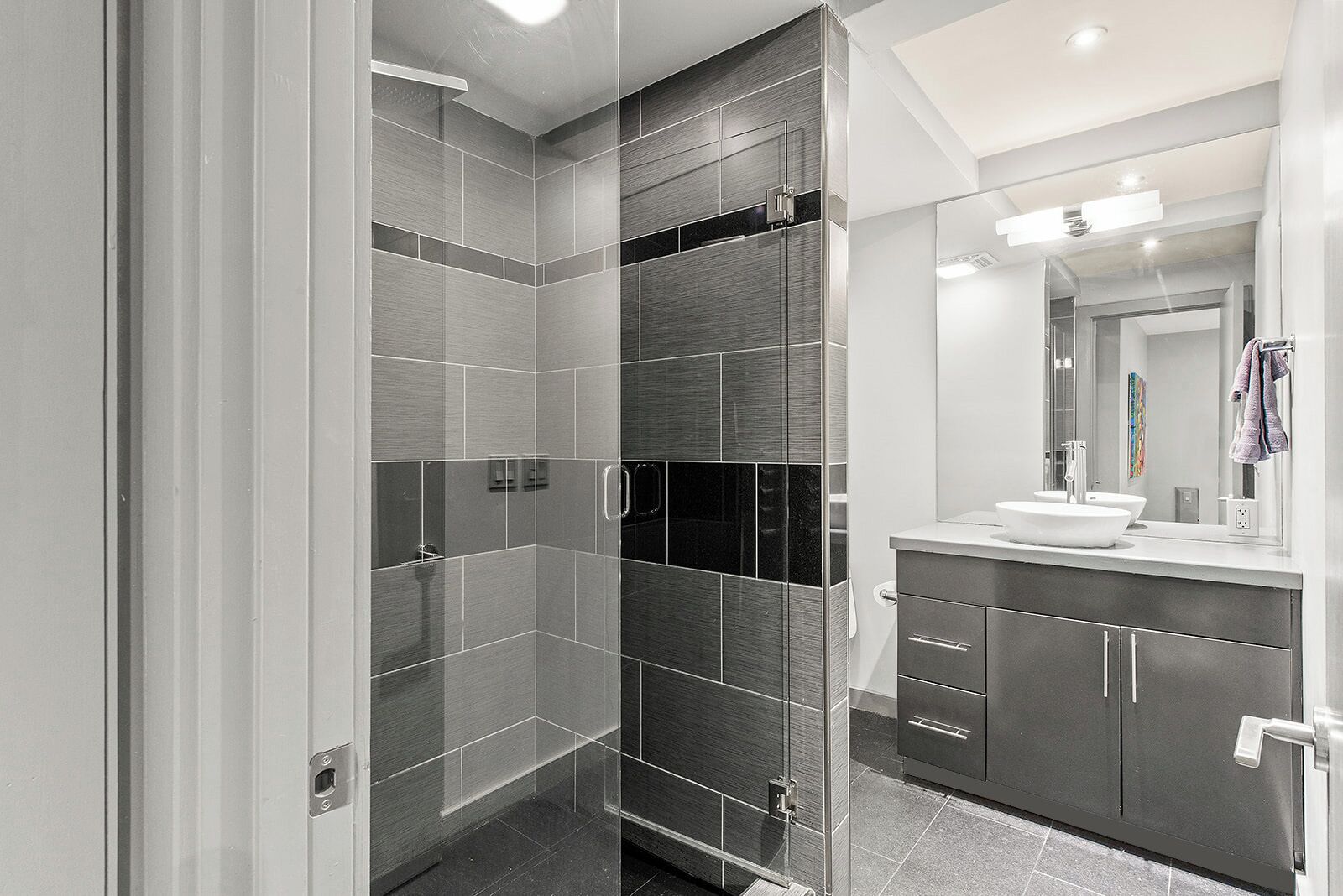 Regadera, amenidades de baño ecológicas, secadora de cabello, toallas 