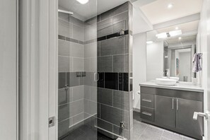 Douche, articles de toilette écologiques, séchoir à cheveux