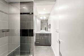 Dusj, miljøvennlige toalettsaker, hårføner og håndklær