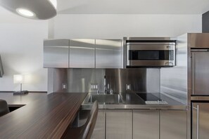 Jääkaappi, mikroaaltouuni, liesi, astianpesukone