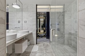 Een douche, een bubbelbad, een haardroger, handdoeken