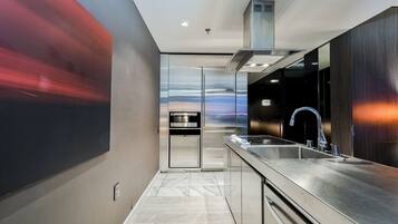 Fridge, microwave, stovetop, dishwasher