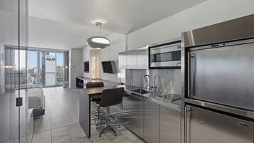 Fridge, microwave, stovetop, dishwasher