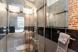 Douche, articles de toilette écologiques, sèche-cheveux