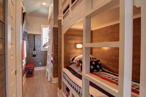 3 bedrooms, iron/ironing board, internet, bed sheets