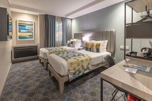 Minibar, caja de seguridad en la habitación y escritorio