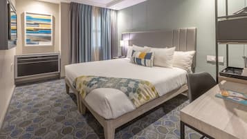 Habitación doble | Minibar, caja de seguridad en la habitación y escritorio