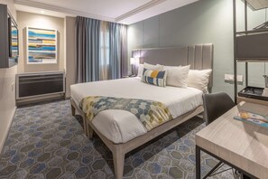 Kahden hengen huone | Minibaari, tallelokero huoneessa, työpöytä, äänieristys