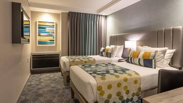 Een minibar, een kluis op de kamer, een bureau, geluiddichte muren