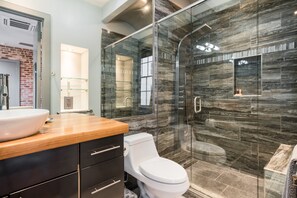 Shower, eco-friendly toiletries, hair dryer, towels - Heated Pool, Hot Tubs, & Style Near French Qtr – Great for Families & Groups (New Orleans)