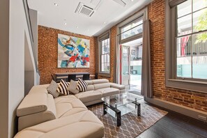 Smart TV - Poolside 3BR w Hot Tubs, Grill Near French Qtr, Great for Families & Groups (New Orleans)