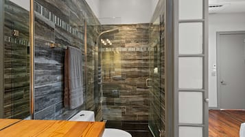 Een douche, milieuvriendelijk toiletgerief, een haardroger, handdoeken