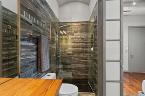 Douche, articles de toilette écologiques, séchoir à cheveux