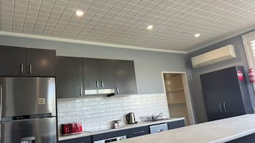 Executive appartement | Privékeuken | Een koffiezetapparaat/waterkoker, een waterkoker