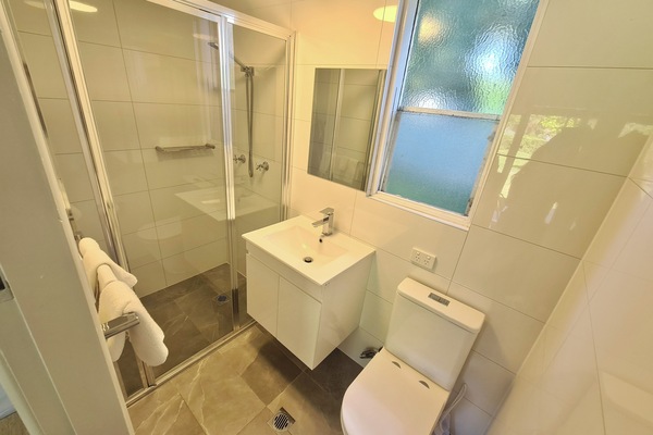Economy Single Room | Bathroom | Shower, free toiletries, hair dryer, towels