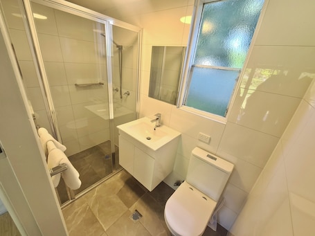Economy Single Room | Bathroom. Bridge Motel Wellington