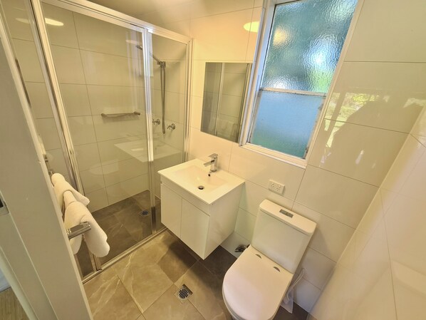 Economy Single Room | Bathroom | Shower, free toiletries, hair dryer, towels
