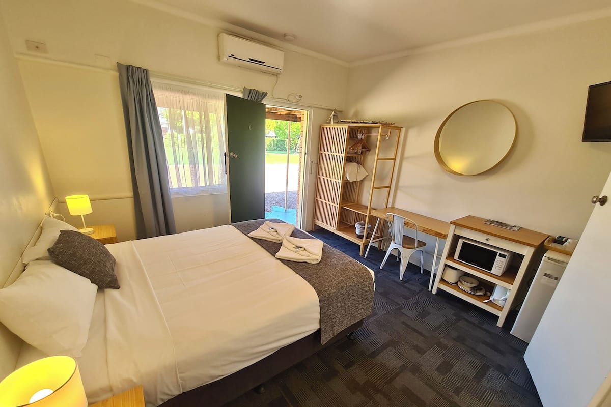 Standaard tweepersoonskamer (Queen Room) | 1 slaapkamer, een strijkplank/strijkijzer, gratis wifi, beddengoed