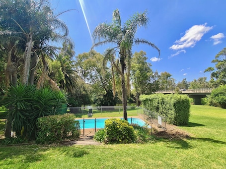 Alberca al aire libre y camastros