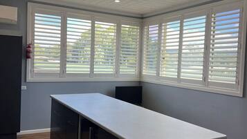 Executive appartement | Privékeuken | Een koffiezetapparaat/waterkoker, een waterkoker