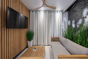 Smart TV - Private Hot Tub, Patio, & Grill! Heated Pool in Courtyard, Family Friendly (New Orleans)