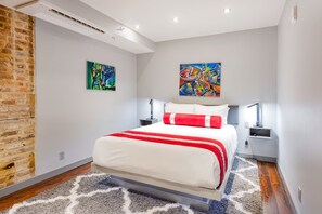 3 室のベッドルーム、セーフティボックス (室内)、アイロン / アイロン台、旅行用ベビーベッド