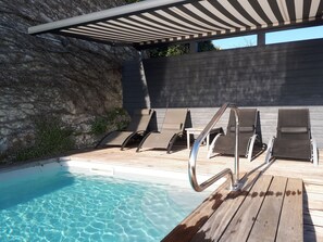 Piscina a l'aire lliure de temporada i gandules 