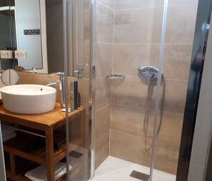 Quadruple Room | Bathroom | Shower, rainfall showerhead, towels