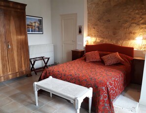 غرفة ثلاثية | بديكورات فريدة لكل غرفة وطراز فريد لكل وحدة وواي فاي مجانًا