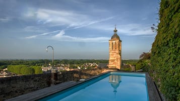 Seasonal outdoor pool, sun loungers