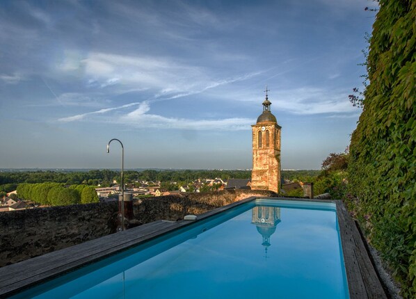 حمّام سباحة خارجي موسمي، مقاعد للتشمس